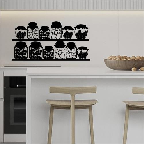 Przetwory w słoikach na ścianie – rustykalna dekoracja kuchni bez remontu