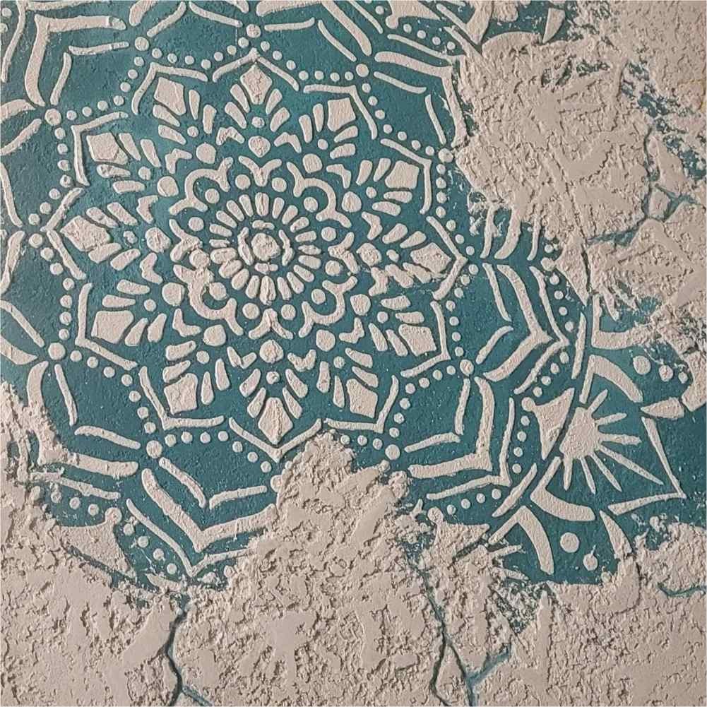 Relief przez szablon – mandala 3D z tynku krok po kroku